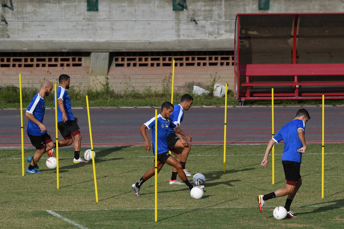 Futbolistas venezolanos en la práctica del miércoles, un día antes del cruce con la Argentina en Caracas; el local vive un mal momento y en eso contexto se enfrentará con el campeón de la Copa América, por la eliminatoria sudamericana para el Mundial Qatar 2022.