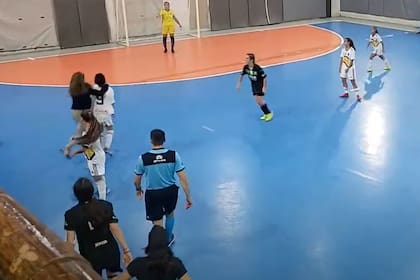 Futsal femenino: una mujer invadió la cancha y agredió a Lucía Solís de Boca