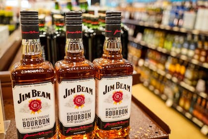 Futuro incierto para el bourbon: Jim Beam cerrará destilería en Kentucky por un año