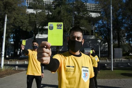Futuros árbitros sacan tarjeta amarilla a quienes no cumplen con las normas de prevención del coronavirus en la calle