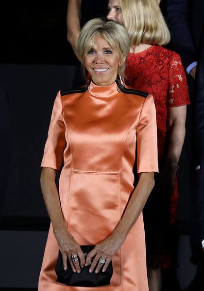 De vestido coral anaranjado con detalles sobre los hombros, Brigitte Macron