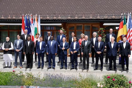 El canciller alemán Olaf Scholz, los líderes del G-7 y los participantes del programa de divulgación posan para una foto familiar en el castillo de Elmau, en el sur de Alemania