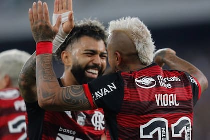 Gabigol y Arturo Vidal, dos figuras de Flamengo que se enfrentará ante Vélez por la semifinal de la Copa Libertadores