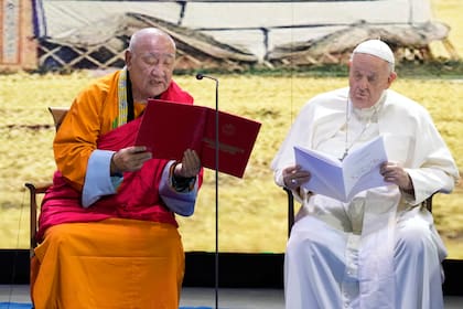 Gabju Demberel Choijamts, izquierda, abad del monasterio budista Gandantegchinlen en Ulán Bator, se dirige al papa Francisco durante una reunión con líderes religiosos en el Teatro Hun, del complejo Sky Resort, el domingo 3 de septiembre de 2023, a unos 15 kilómetros al sur de la capital de Mongolia de Ulán Bator. (AP Foto/Andrew Medichini)