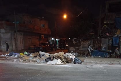 Gaboto y Cristiania, villa San Alberto, los delincuentes hacen barricadas con escombros y basura para evitar que entren los móviles policiales cuando los persiguen en La Matanza