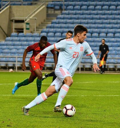 Gabri Veiga en acción con la camiseta de la selección Sub 20 de España