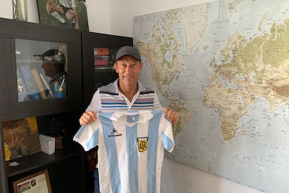 Casi una síntesis de la vida de Gabriel Calderón: el fútbol, la camiseta de la selección argentina y el mapa del mundo; a los 60 años piensa que el próximo equipo que dirija, seguramente en los países del Golfo Pérsico, será su último desafío laboral