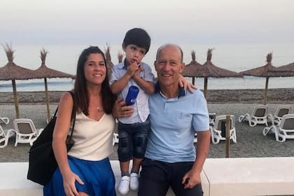 ... Y su hija Carolina, con el pequeño Santino, que viven en Buenos Ares; los afectos de Calderón, en ambas márgenes del océano Atlántico
