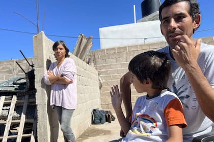 Gabriel a upa de su papá Leandro, y su mamá Mirtha de fondo