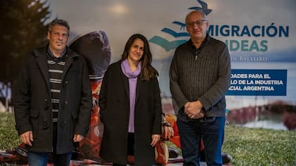 Gabriel Absi, de Invap; Josefina Peres, de Conae, y Miguel San Martín, de la NASA