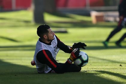Gabriel Arias, el arquero de Racing que es argentino, pero atajará para Chile