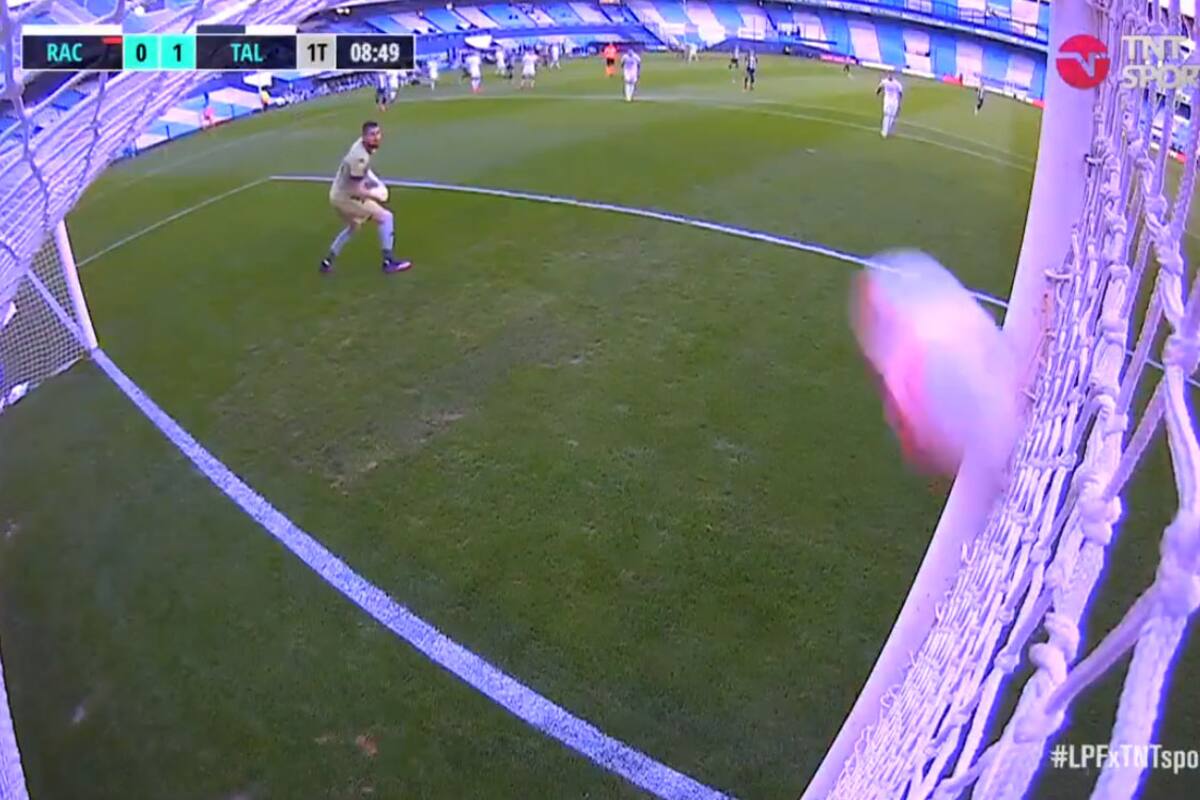 Gabriel Arias ya vio pasar la pelota, que se cuela en un ángulo: golazo de Michael Santos para Talleres