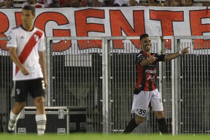 Gabriel Ávalos marcó tres goles en el Monumental