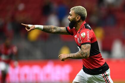 Gabriel Barbosa, del Flamengo de Brasil, festeja tras anotar el quinto gol del partido ante el Olimpia de Paraguay en la Copa Libertadores, el miércoles 18 de agosto de 2021, en Brasilia (Evaristo Sa/Pool via AP)