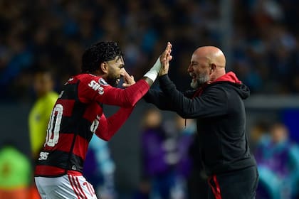 Gabriel Barbosa festeja con Jorge Sampaoli el gol de jugada preparada que significó el 1-0 de Flamengo ante Racing en Avellaneda, por la Copa Libertadores; al final fue empate