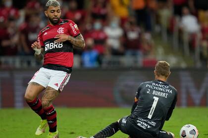 Gabriel Barbosa, "Gabigol", ante el arquero argentino Javier Burrai, de Barcelona; el desquite del 2-0 de Flamengo será el próximo miércoles en Guayaquil.
