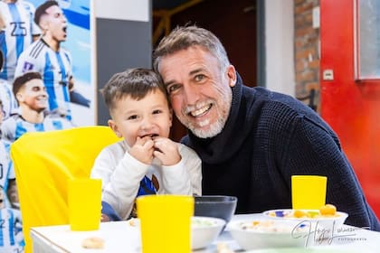 Gabriel Batistuta con Lautaro, su primer nieto