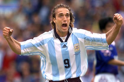 Gabriel Batistuta festeja su primer gol en el Mundial de Francia 1998, en la victoria 1-0 ante Japón