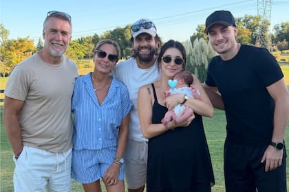 Gabriel Batistuta posó junto a su esposa Irina y su hijo Thiago con su bebé recién nacido