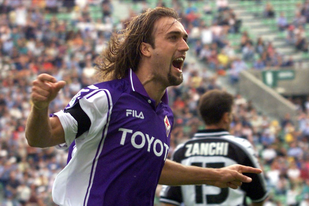 Gabriel Batistuta, un sinónimo de gol en Fiorentina, en un festejo ante Udinese en 1999