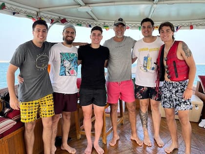 Gabriel Batistuta y sus hijos Joaquín, Thiago, Lucas y Shamel, junto a Julián Álvarez, en Doha, durante el Mundial de Qatar