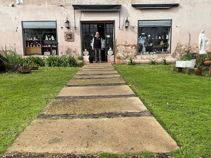Gabriel Blesa atiende el pub de la Abadía de San Benito