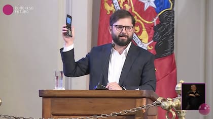 Gabriel Boric anunció también en el Congreso Futuro 2025 que tras la llegada de su primer hijo, volverá a utilizar un teléfono antiguo y sin internet