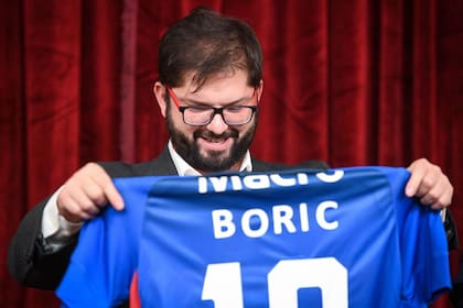 Gabriel Boric, con la camiseta de Tigre que le regaló Sergio Massa
