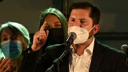 Gabriel Boric, del pacto izquierdista Apruebo Dignidad, disputará la presidencia en segunda vuelta electoral.