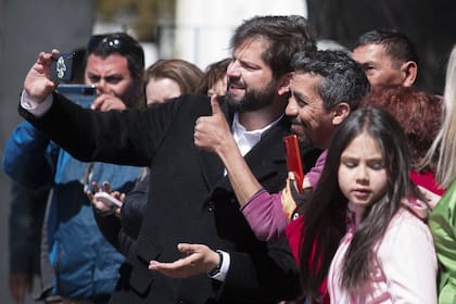 Gabriel Boric, junto a seguidores, al llegar al centro de votación en Punta Arenas