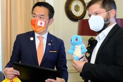 Gabriel Boric y el regalo de Pokémon de la embajada de Japón