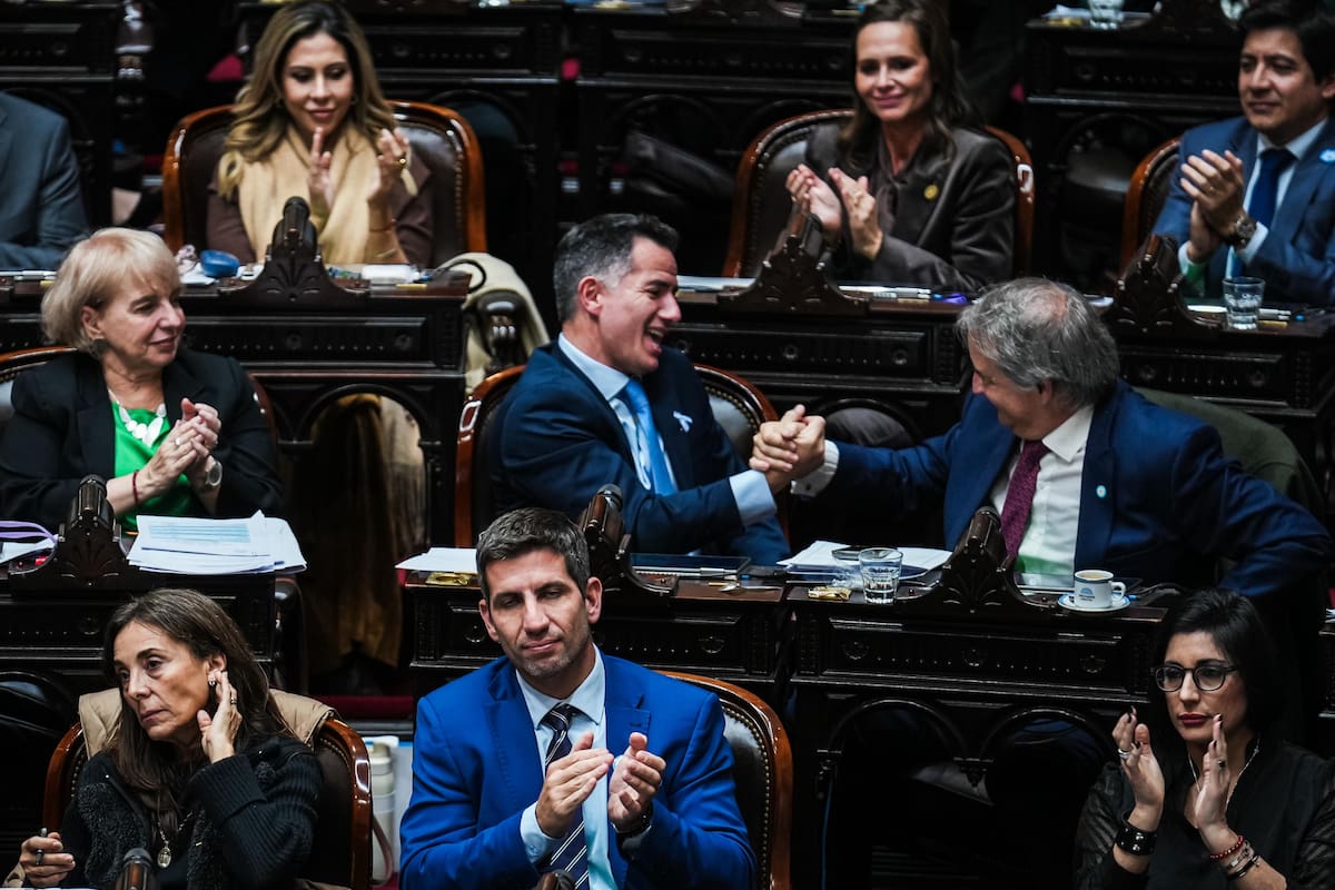 Gabriel Bornoroni, jefe de los libertarios en Diputados, festeja con Nicolás Mayoraz la aprobación del proyecto "Hojarasca"