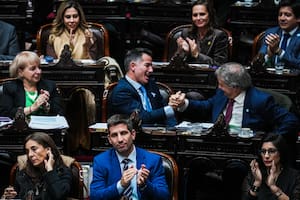 Gabriel Bornoroni, jefe de los libertarios en Diputados, festeja con Nicolás Mayoraz la aprobación del proyecto "Hojarasca"