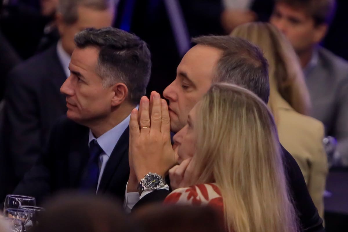 Gabriel Bornoroni, Karina Milei y Manuel Adorni, durante el discurso de Javier Milei en la ciudad de córdoba.
