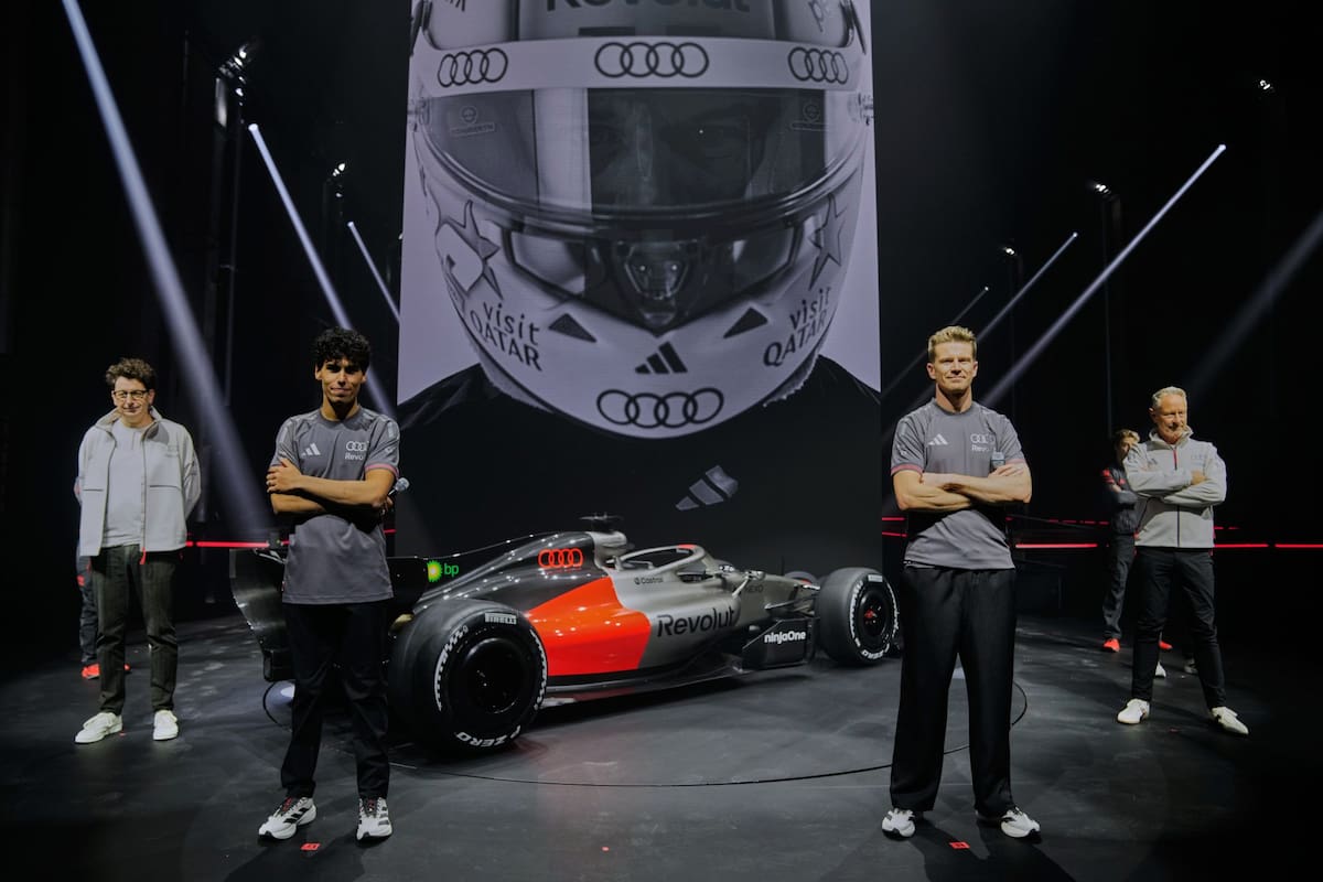 Gabriel Bortoleto y Nico Hülkenberg aparecen por delante del Audi que competirá en la Fórmula 1 esta temporada; Mattia Binotto y Jonathan Wheatley, los jefes, acompañan el lanzamiento del modelo R26 en Berlín.