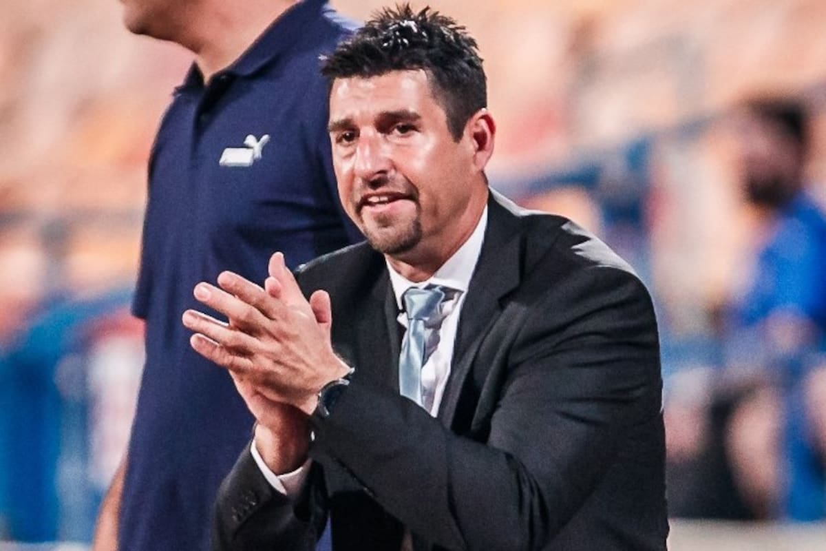 Gabriel Burstein durante un encuentro de la selección femenina de fútbol de Israel