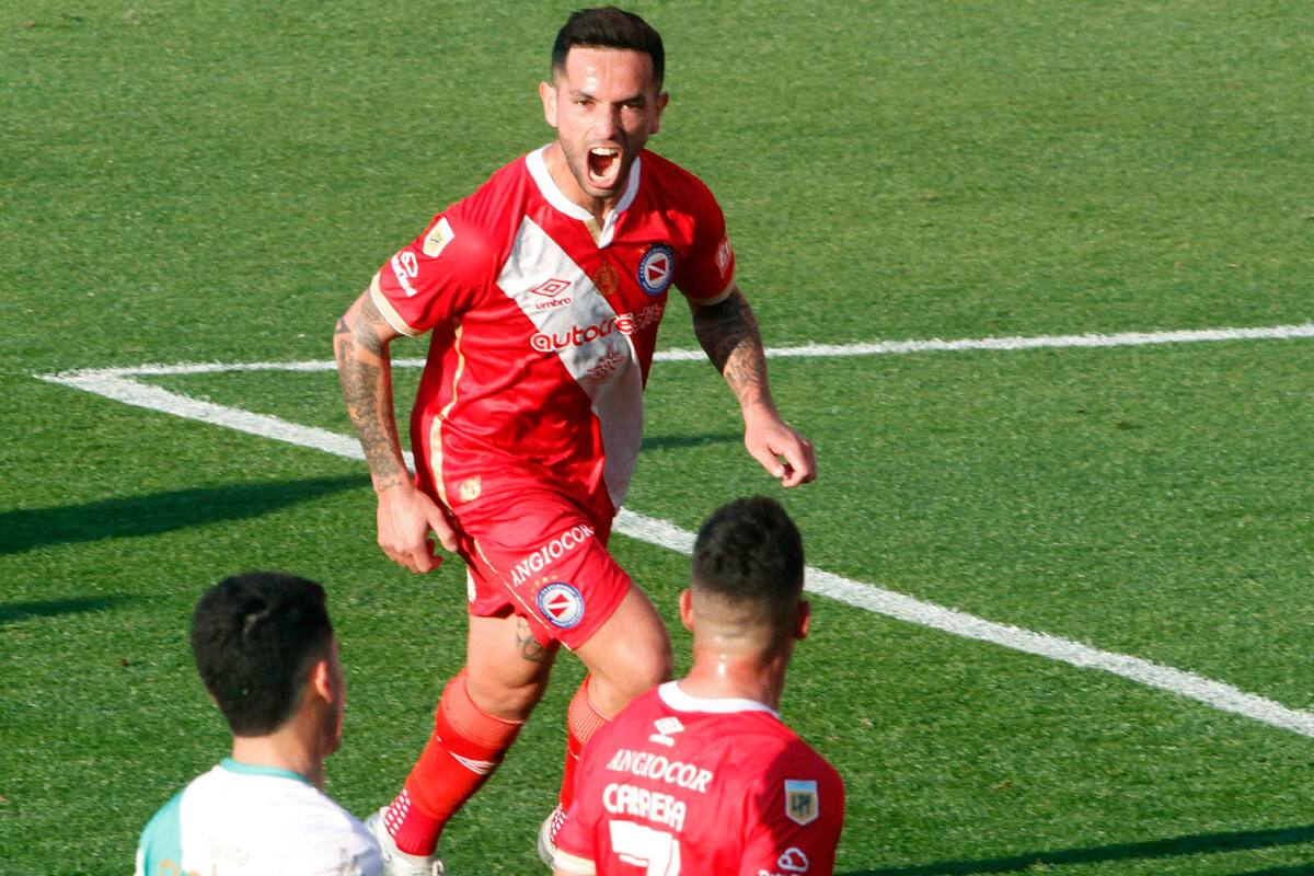 Gabriel Carabajal festeja su gol de penal, el 2-0 de Argentinos ante Banfield, en La Paternal