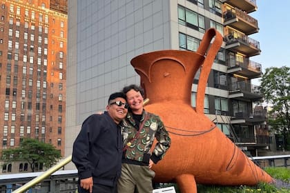 Gabriel Chaile con Cecilia Alemani y su obra en el High Line de Nueva York