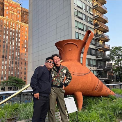 Gabriel Chaile con Cecilia Alemani y su obra en el High Line de Nueva York, que se exhibe hasta la semana próxima