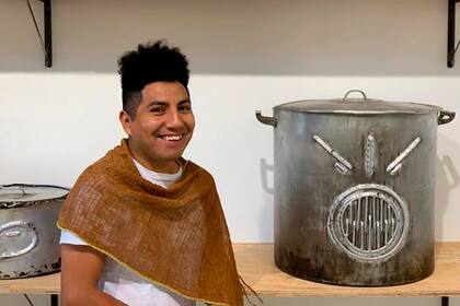 Gabriel Chaile en Art Basel 2019, donde vendió todas las obras creadas con ollas populares