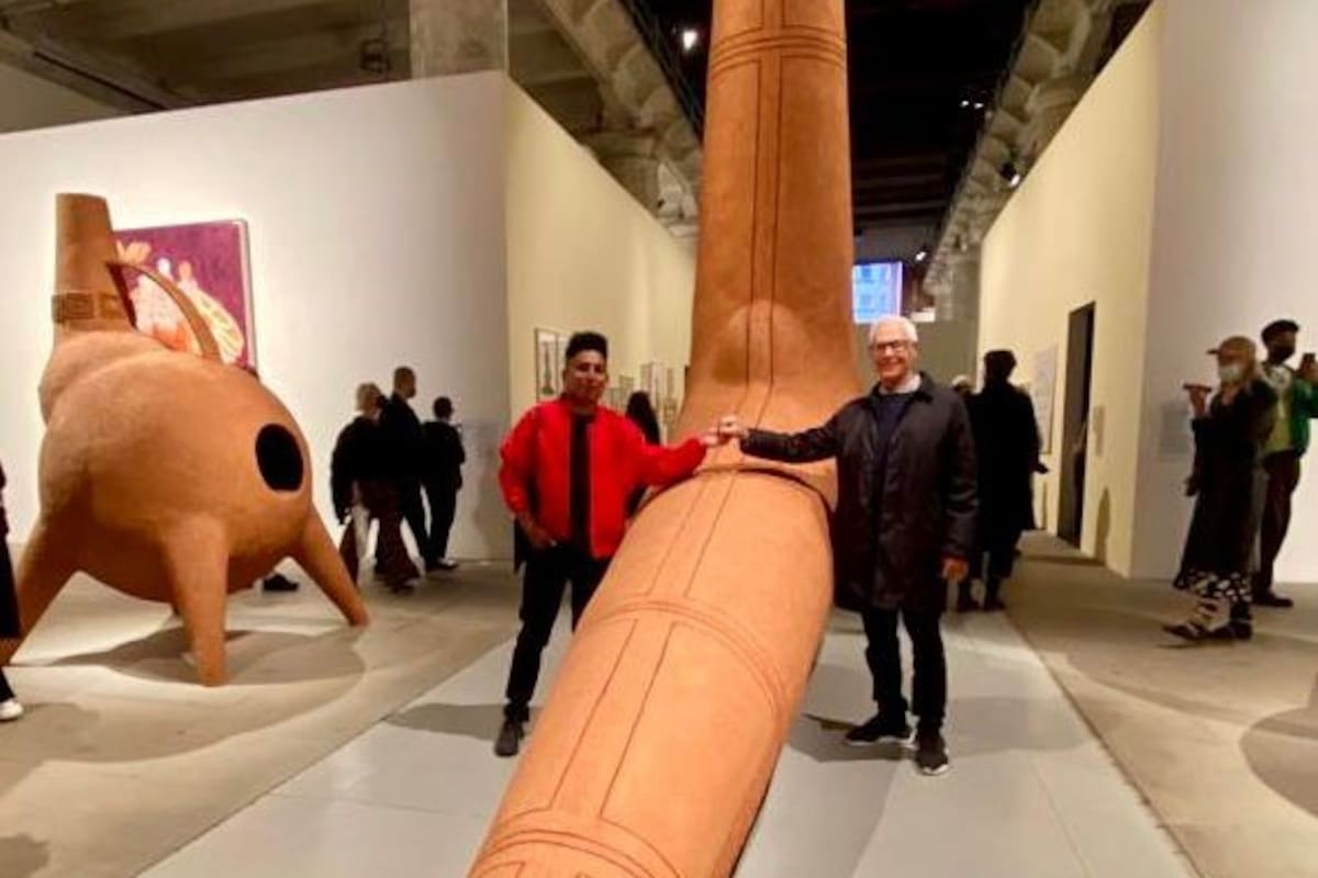 Gabriel Chaile y Eduardo Costantini con una de las obras exhibidas en Venecia