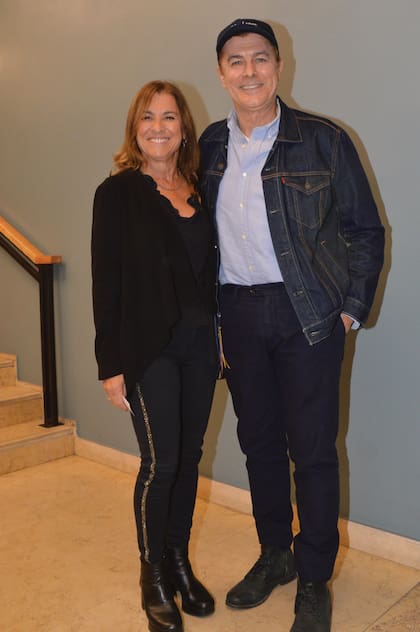 Gabriel Corrado posa con su mujer Constanza Feraud, con quien lleva treinta y cinco años juntos.