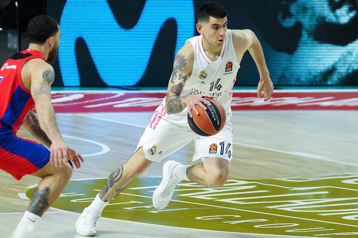 Gabriel Deck, con la camiseta de Real Madrid en la Euroliga 2021; "Tortu" está muy cerca de volver a la capital española luego de su paso por la NBA
