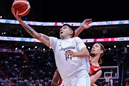 Gabriel Deck, defendido por Kelly Olynyk