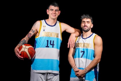 Gabriel Deck y Facundo Campazzo posan con la nueva camiseta de la Argentina, que será estrenada oficialmente este jueves