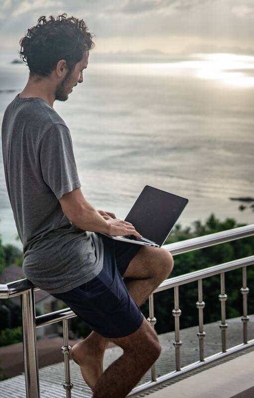 Gabriel Dias vive en Tailandia desde marzo pasado; trabaja como programador para una empresa en Ámsterdam y además es life coach