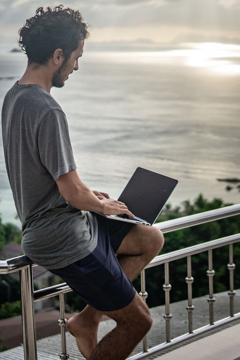 Gabriel Dias vive en Tailandia desde marzo pasado; trabaja como programador para una empresa en Ámsterdam y además es life coach