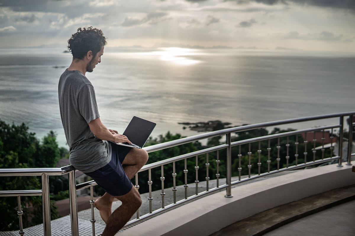 Gabriel Dias vive en Tailandia desde marzo pasado; trabaja como programador para una empresa en Ámsterdam y además es life coach