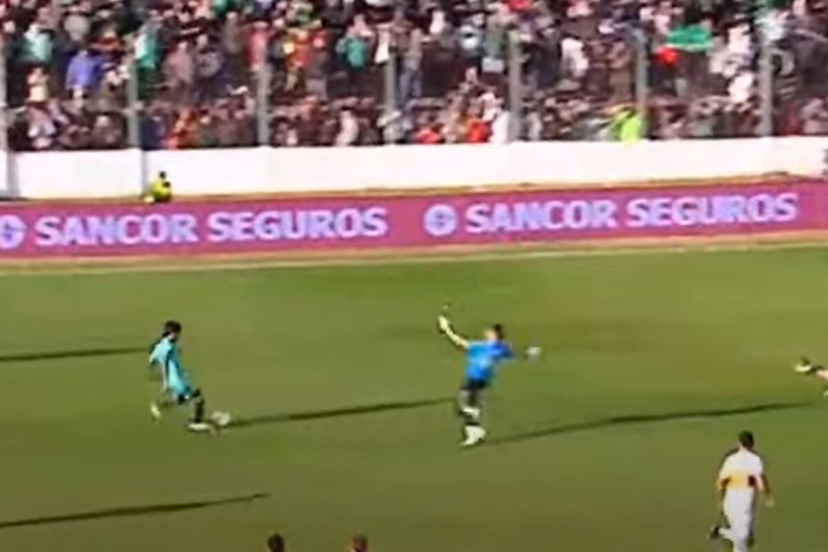 Gabriel Díaz aprovecha la salida lejana de Javier García y convierte el 1-0 para Sarmiento desde 37,6 metros