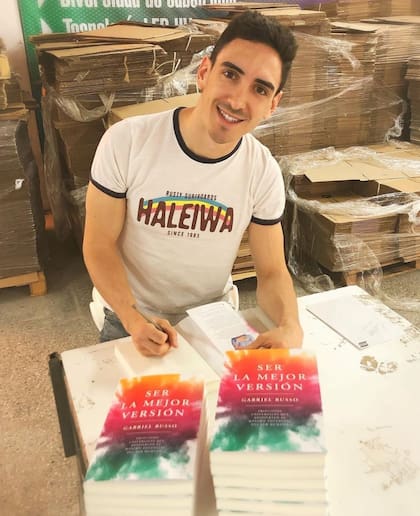 Gabriel, disfrutando con los ejemplares de su libro en sus manos.
